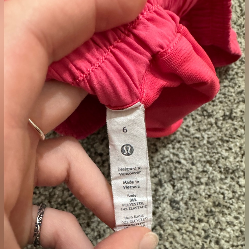Lululemon hotty hot size 6 shorts